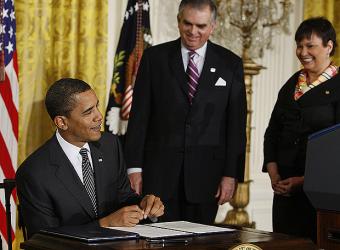 El presidente Barack Obama firma los decretos para comenzar a desarrollar la 