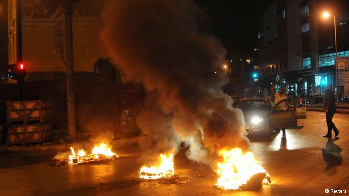 Sunni Muslim protesters burn tires and block a street in Beirut as they protest against the killing of senior intelligence official Wissam al-Hassan in an explosion, in Beirut October 19, 2012. Sunni Muslims took to the streets and burned tyres across Lebanon in protest against the killing of senior intelligence official Wissam al-Hassan on Friday, witnesses said. Protesters blocked the streets in Sunni strongholds of the eastern Bekaa valley region, the northern area of Akkar, neighbourhoods of the capital Beirut and in the southern city of Sidon. REUTERS/Hussam Shebaro (LEBANON - Tags: POLITICS CIVIL UNREST RELIGION)
