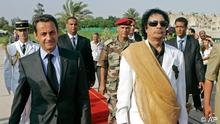 Libyan leader Moammar Gadhafi, right, welcomes French President Nicolas Sarkozy at the Bab Azizia Palace in Tripoli Wednesday, July 25, 2007. Sarkozy promised to boost relations with long-isolated Libya as he met with the oil-rich country's leader Moammar Gadhafi on Wednesday as a reward for the release of five Bulgarian nurses and a Palestinian doctor. (ddp images/AP Photo/Michel Euler)
