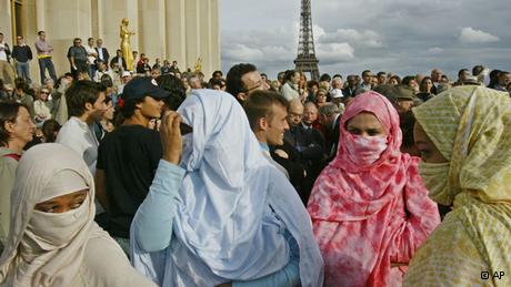 Frauen mit Kopftuch in Paris