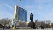 Auf dem Leninplatz steht die Skulptur von Wladimir Iljitsch Uljanow, genannt Lenin, am Dienstag (13.12.2011) im Zentrum von Donezk in der Ukraine. Foto: Jens Kalaene dpa