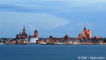 Welterbe Stralsund, Hafen und Stadt von der Insel Rügen. Copyright: DW / Maksim Nelioubin
