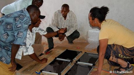 Besprechung zur Installation einer Solaranlage
aufgenommen am 05.03.2009, in Kenia, Makilu Church
geladen am 16.01.2012
+++CC/mattberlin23+++
http://www.flickr.com/photos/mattberlin23/3361966529/
Lizens: http://creativecommons.org/licences/by/2.0/deed.de