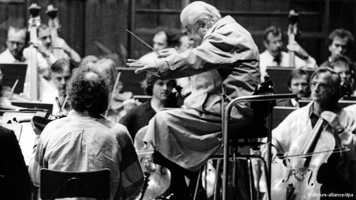Celibidache rehearses in a raincoat in 1990 with the Munich Philharmonic Orchestra