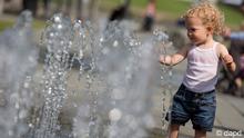 A young girl refreshes herself in a fountain in Berlin, Germany, Saturday, Aug. 18, 2012. Temperatures of up to 38 degrees Celsius (100.4 degrees Fahrenheit) are expected in some parts of Germany over the weekend. (Foto:Gero Breloer/AP/dapd)