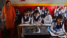 Eine Lehrerin beaufsichtigt ihre Klasse in Srinagar, Indien (Foto: AP)