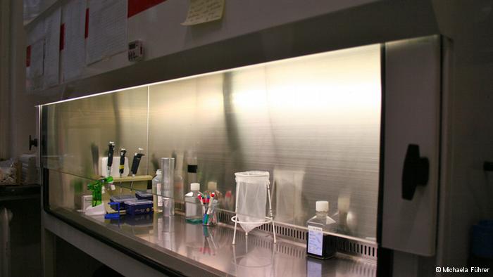 A picture of a lab table cluttered with various utensils, bottles, etc. at the Bernhard Nocht Institute in Hamburg 