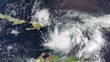 Satellitenbild vom Tropensturm «Isaac» aufgenommen am Donnerstag (23.08.2012) über der Karibik.«Isaac» rast auf die Küste Floridas zu.Derzeit befindet sich der Tropensturm nach Angaben des Nationalen Hurrikan-Zentrums in Miami in der Karibik. Foto: EUMETSAT 2012 dpa (Nur zur redaktionellen Verwendung / Als Urheber EUMETSAT 2012 angeben!)
