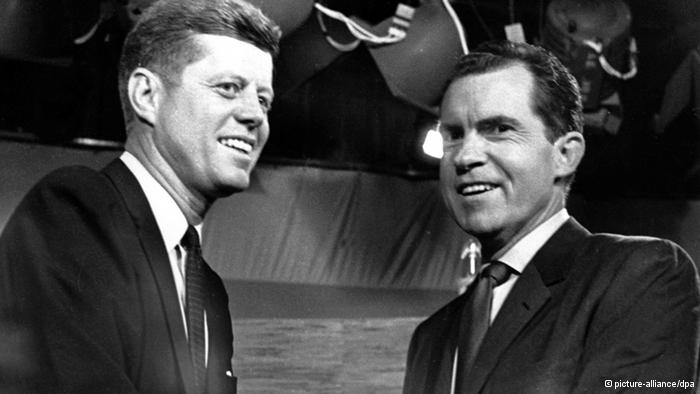 ARCHIV - Die damaligen US-Präsidentschaftskandidaten, Vize-Präsident Richard Nixon (r, Republikaner) und Senator John F. Kennedy (l, Demokraten) geben sich nach ihrer Fernsehdebatte am 07.10.2960 in Washington die Hand. Vor allem in den USA haben politische TV-Duelle eine lange Tradition und gelten als mitentscheidend für den Wahlausgang. Die Geschichte des Fernsehwahlkampfs begann 1960 mit den Präsidentschaftskandidaten John F. Kennedy und Richard Nixon. dpa (zu dpa-Themenpaket TV-Duell, Hintergrund Bundestagswahlkampf im Fernsehen - Bisherige TV-Duelle vom 10.09.2009) - nur s/w - +++(c) dpa - Bildfunk+++ 
