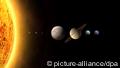 So könnte das neue Sonnensystem aussehen: Die Illustration der Internationalen Astronomischen Union (IAU) zeigt die alten und eventuell drei neuen Planeten (l-r) Merkur, Venus, Erde, Mars, Ceres (neu), Jupiter, Saturn, Uranus, Neptun, Pluto und Charon (neu) sowie der noch namenlose 003 UB313, der von seinen Entdeckern den inoffiziellen Namen Xena erhalten hatte (links die Sonne). Durch die erste wissenschaftliche Definition des Begriffs Planet erhöhe sich die Zahl der Planeten in unserem System von neun auf mindestens zwölf, berichtete die Internationale Astronomische Union (IAU) am Mittwoch (16.08.2006) anlässlich ihrer Vollversammlung in Prag. Die IAU-Vollversammlung, die noch bis Freitag nächster Woche tagt, muss den Beschluss allerdings noch annehmen. Lexika und Lehrbücher müssten dann umgeschrieben werden. Foto: IAU/Martin Kommesser +++(c) dpa - Report+++ 