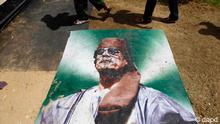 Plakat mit Muammar al Gaddafi auf dem Boden in Tripolis (Foto: dapd)