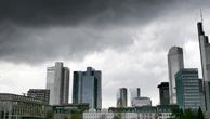 Dunkle Regenwolken hängen über der Skyline von Frankfurt am Main (Foto: dpa)