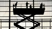 Fassadenarbeiter auf einer Hebebühne im Gegenlicht symbolisieren Aufschwung Foto: Waltraud Grubitzsch dpa/lsn/lah (zu lsn 4270 vom 15.01.2007) +++(c) dpa - Report+++