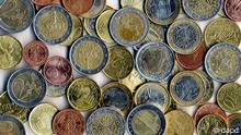Euromünzen aus verschiedenen europaeischen Laendern liegen auf einem Tisch (Foto:dapd)