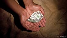 Hände mit Dollarschein
(Foto: Andreas Wolf)