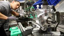 Ein Mitarbeiter des Automobilzulieferers und Industriekonzerns Bosch fertigt im Werk Stuttgart-Feuerbach Dieseleinspritzpumpen der neuesten Generation (Foto: dpa)
