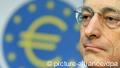 ARCHIV - EZB-Präsident Mario Draghi schaut am 08.03.2012 auf der turnusmäßigen Pressekonferenz der Europäischen Zantralbank (EZB) in Frankfurt am Main in die Runde. Die reichen Länder Europas dürfen nach Ansicht von EZB-Präsident Draghi nicht dauerhaft für hoch verschuldete Partner einstehen. Foto: Boris Roessler dpa +++(c) dpa - Bildfunk+++