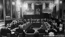 Der Konferenzraum im Londonderry-Haus während der Unterzeichnung der Verträge zur Regelung der deutschen Auslandsschulden am 27. Februar 1953 (Foto: dpa)