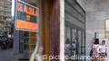 Ein Schild mit der Aufschrift se alquila (zu vermieten) hängt in einem Schaufenster eines Ladens im Zentrum von Marbella in Spanien (Aufnahme vom 16.06.2009). Die viertgrößte Volkswirtschaft der Euro-Zone durchleidet derzeit die erste Rezession seit 15 Jahren. Die Wachstumsphase wurde vor allem durch einen Immobilien- und Konsumboom sowie eine großzügige Kreditvergabe getragen. Foto: Jens Kalaene dpa +++(c) dpa - Report+++