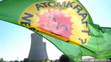 Atomkraftwerk in Grohnde Davor stehen Demonstranten mit großer grüner Fahne mit Anti-Atomkraftemblem
Foto: Peter Steffen dpa/lni 