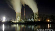 Die Nachtaufnahme vom Montag (17.11.2008) zeigt das E.ON Kraftwerk Staudinger bei Großkrotzenburg in der Nähe von Hanau in Hessen. Die elektrische Leistung des Kohlekraftwerks beträgt ca. 2000 Megawatt, verteilt auf insgesamt fünf Blöcke. Foto: Boris Roessler dpa/lhe +++(c) dpa - Report+++