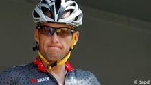 Lance Armstrong verzieht vor dem Start eines Rennes das Gesicht
(Foto: AP)