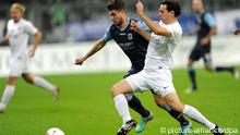 Moritz Stoppelkamp (l.) vom TSV 1860 München und Nicolas Höfler von Aue kämpfen um den Ball (Foto: Tobias Hase dpa/lby)