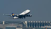 Ein Flugzeug startet auf dem Frankfurter Flughafen. (Foto: Arco Images /picture-alliance)