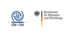 Montage der beiden Logos des IOM und des BAMF (Grafik: DW)