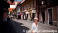 Ein Mann geht durch die Postna Straße in der Altstadt of von Maribor /dpa