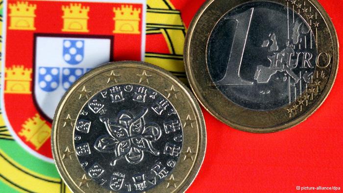  ILLUSTRATION - Portugiesische Euromünzen liegen am Montag (10.01.2011) in Schwerin auf einer Nationalflagge von Portugal. Seit Wochen gibt es Spekulationen, ob Portugal den Euro-Rettungsschirm nutzen soll. Die portugiesische Regierung bekräftigt, sie brauche keine Hilfen und auch die EU-Kommission hat am Montag Spekulationen zurückgewiesen, wonach das hochverschuldete Portugal unter den Euro- Rettungsschirm schlüpfen soll. Foto: Jens Büttner dpa/lmv