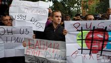 Opponents of the Russian punk group Pussy Riot hold posters calling for their punishment outside a court in Moscow, Russia, Friday, Aug. 17, 2012. A Moscow judge has sentenced each of three members of the provocative punk band Pussy Riot to two years in prison on hooliganism charges following a trial that has drawn international outrage as an emblem of Russia's intolerance to dissent.(Foto:Alexander Zemlianichenko/AP/dapd) // eingestellt von nis