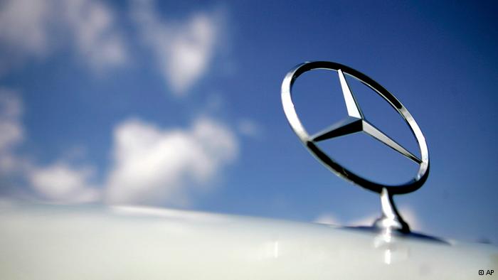 Stern der Daimler-Marke Mercedes-Benz vor blauem Himmel
(Foto: AP)