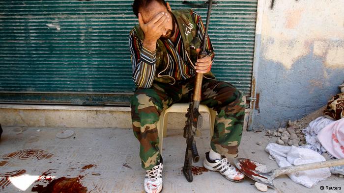 Ein Soldat der Freien Syrischen Armee betrauert den Tod eines befreundeten Kämpfers (Archivfoto: reuters)
