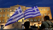 Proteste gegen Besuch von Angela Merkel in Athen mit griechischen Fahnen (foto:reuters) 