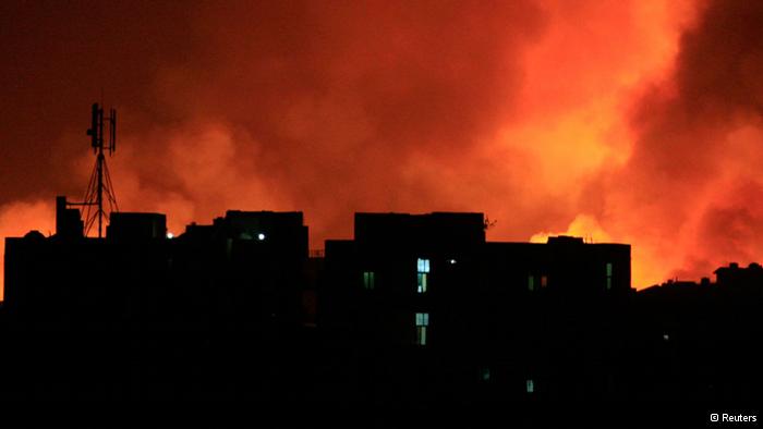 Feuer und Rauchschwaden über der Al-Jarmuk-Fabrik im sudanesischen Khartum
(Foto: Reuters)