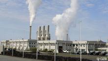 An expansive power plant, complete with smokestacks that emit pollutants (Foto: GZB) 