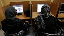 Iranian women use computers at an Internet cafe in central Tehran, Iran, Monday, Feb. 13, 2012. Foto:Vahid Salemi/AP/dapd)