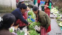 The villagers are happy selling and buying their local agricultural products in the village markets in and around the Tawang township. 
Foto: Korrespondent von DW Hindi, Lohit Deka. 
Aufnahmeort: Tawang, Arunachal Pradesh, Indien. 
Datum: August 2012. 
