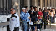 People waiting in line at the Spanish consulate in Havana
dpa 0380 vom 16.10.2012) +++(c) dpa - Bildfunk+++