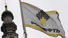 Флаг Роснефти на фоне штаб-квартиры компании