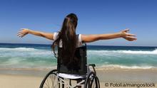 Frau im Rollstuhl am Strand (Foto: Fotolia)
