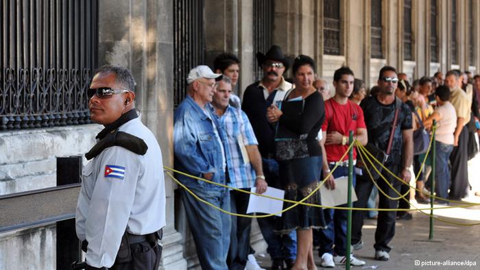 ARCHIV - Zahlreiche Menschen stehen am 22.12.2011 vor der spanischen Botschaft in Havanna an. Die kubanische Regierung gewährt ihren Bürgern Reisefreiheit. Vom 14. Januar 2013 an benötigten sie keine Ausreiseerlaubnis mehr, sondern nur noch einen Pass und ein Einreisevisum des Ziellandes, teilte das Außenministerium in Havanna am 16.10.2012 mit. Foto: Alejandro Ernesto (zu dpa 0380 vom 16.10.2012) +++(c) dpa - Bildfunk+++