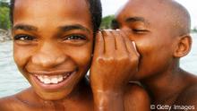 Afrikanischer Jugendlicher flüstert einem anderen ins Ohr. Zentrales Werbebild von Learning by Ear.
Fotograf | Bildagentur: © DK Stock/David Deas | Getty Images
Nutzungsrechte bis zum 26.1.2015