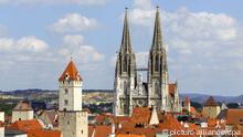 Regensburg, Unesco Welterbe, Stadtansicht, Dom St Peter, Goldener Turm, St Peters Cathedral, Golden Tower, Bayerische Eisenstrasse, Strasse der Kaiser und Koenige