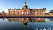 Potsdam (Brandenburg): Das Neue Palais im Park von Sanssouci in Potsdam spiegelt sich mit seiner gen Osten zeigenden ParkFassade am 26.11.2003 in einer Wasserlache. Friedrich der Große ließ es in den Jahren 1763-67 nach dem siegreichen Ende des siebenjährigen Krieges errichten. (PDM457-261103)