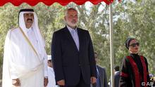 Gaza's Hamas Prime Minister Ismail Haniyeh, center, the Emir of Qatar Sheikh Hamad bin Khalifa al-Thani, left, and Qatar's first lady Sheika Mozah bint Nasser al-Missned, right, attend a welcome ceremony in Rafah, southern Gaza Strip, Tuesday, Oct. 23, 2012. The emir of Qatar entered the Gaza Strip on Tuesday, becoming the first head of state to visit the Palestinian territory since Islamist Hamas militants seized control there in 2007.(Foto: Mohammed Abed, Pool/AP/dapd)
