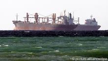 Oil tanker off coast of Oman (Photo: ALI HAIDER/dpa)