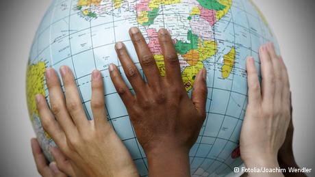 Hände halten einen Globus in die Höhe (Foto: Fotolia/Joachim Wendler)