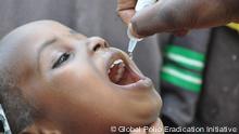 Kinder bekommen Polio-Impfstoff in Nigeria. 
Wer hat das Bild gemacht?: Global Polio Eradication Initiative
Wann wurde das Bild gemacht?: 2011
Wo wurde das Bild aufgenommen?: Nigeria 
Zugeliefert am 19.10.2012 durch Benjamin Mack. ****Photos may be freely used for any non-commercial purposes provided that the correct credit line is given each and every time the photo appears. Photos must not be used in connection with the promotion of any company or product, or in any way contrary to the policies and principles of the Global Polio Eradication Initiative. 
*****